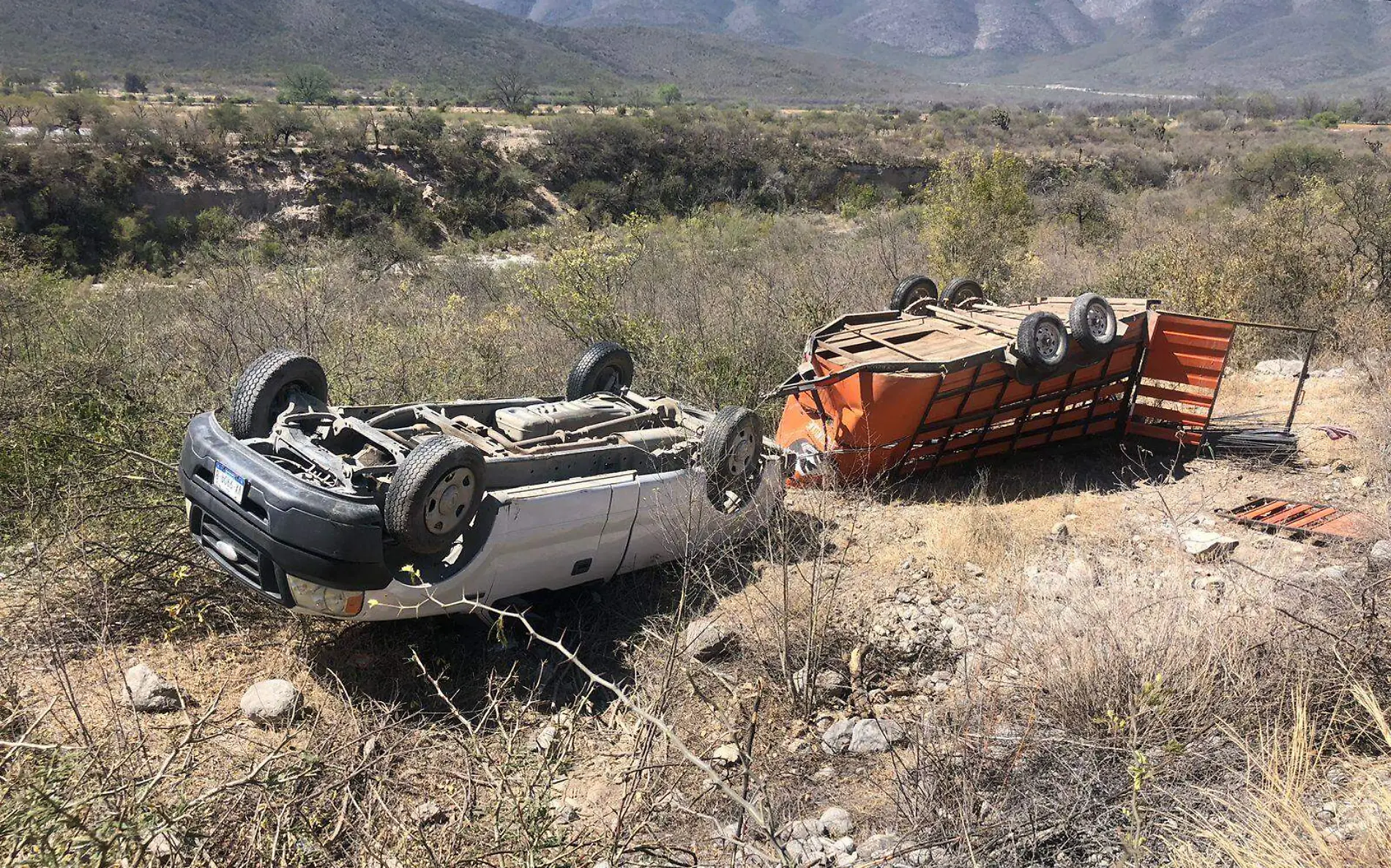 Volcadura de camioneta y remolque en Jaumave SSP (1)